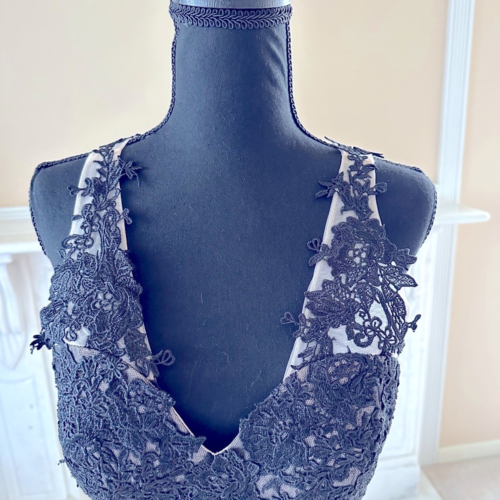 Tadashi Shoji Black Lace Gown – Elegant Formal Evening Dress (Size 10) - Picture 5 of 10